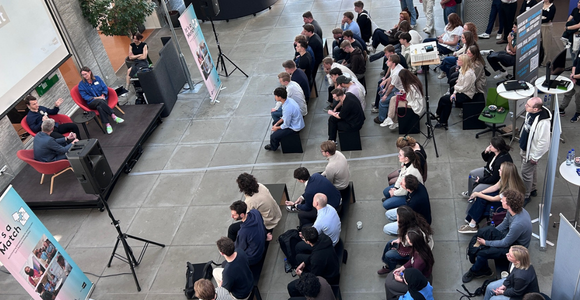 Scene og publikum ved event