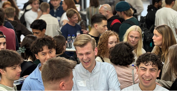 Menneskemængde i dialog ved It's a Match