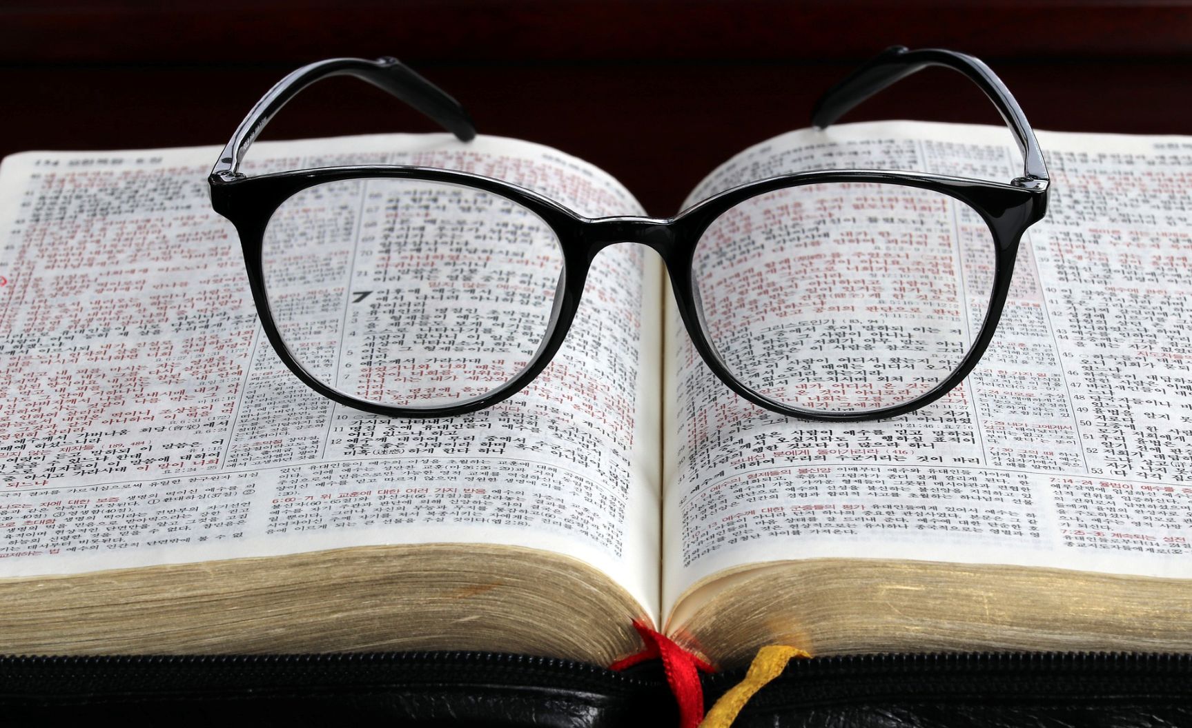 Briller på en bog