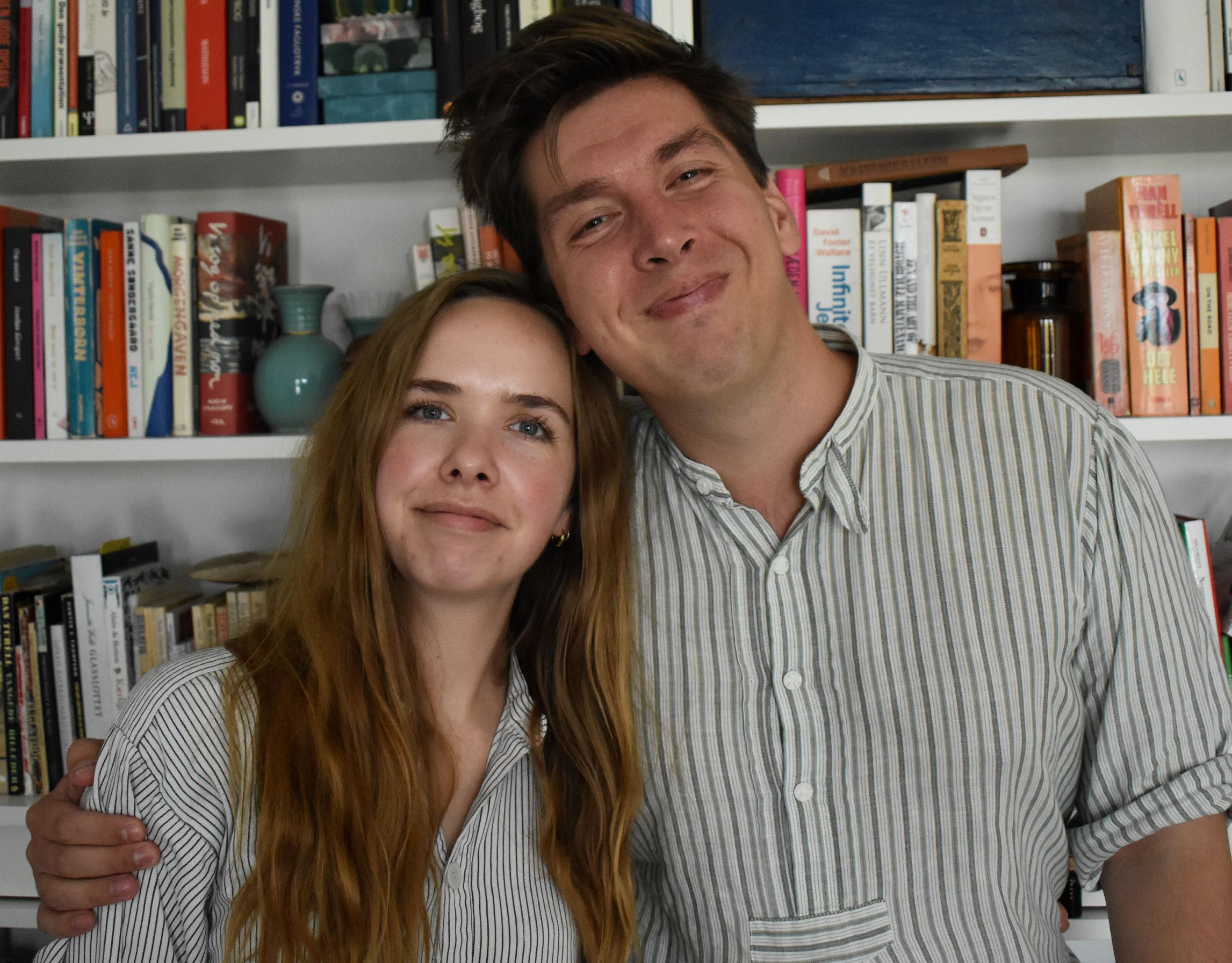 To smilende studerende
