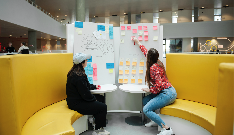 Studerende peger på post its