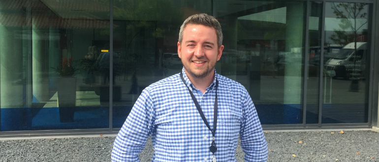 Søren Faarvang Thomsen foran indgangen til Nordeas filial i Odense.