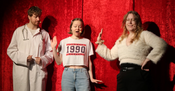 Studerende på scenen til Psykologirevyen