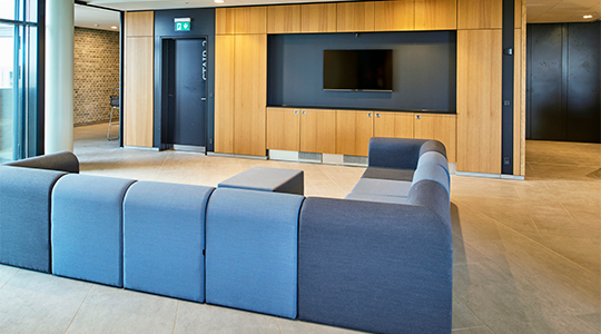 Billedet viser en fælles tv-stue på Campus Kollegiet
