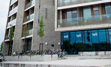 Billedet viser forsiden af Campus Kollegiet med indgangen til Campus Caféen.