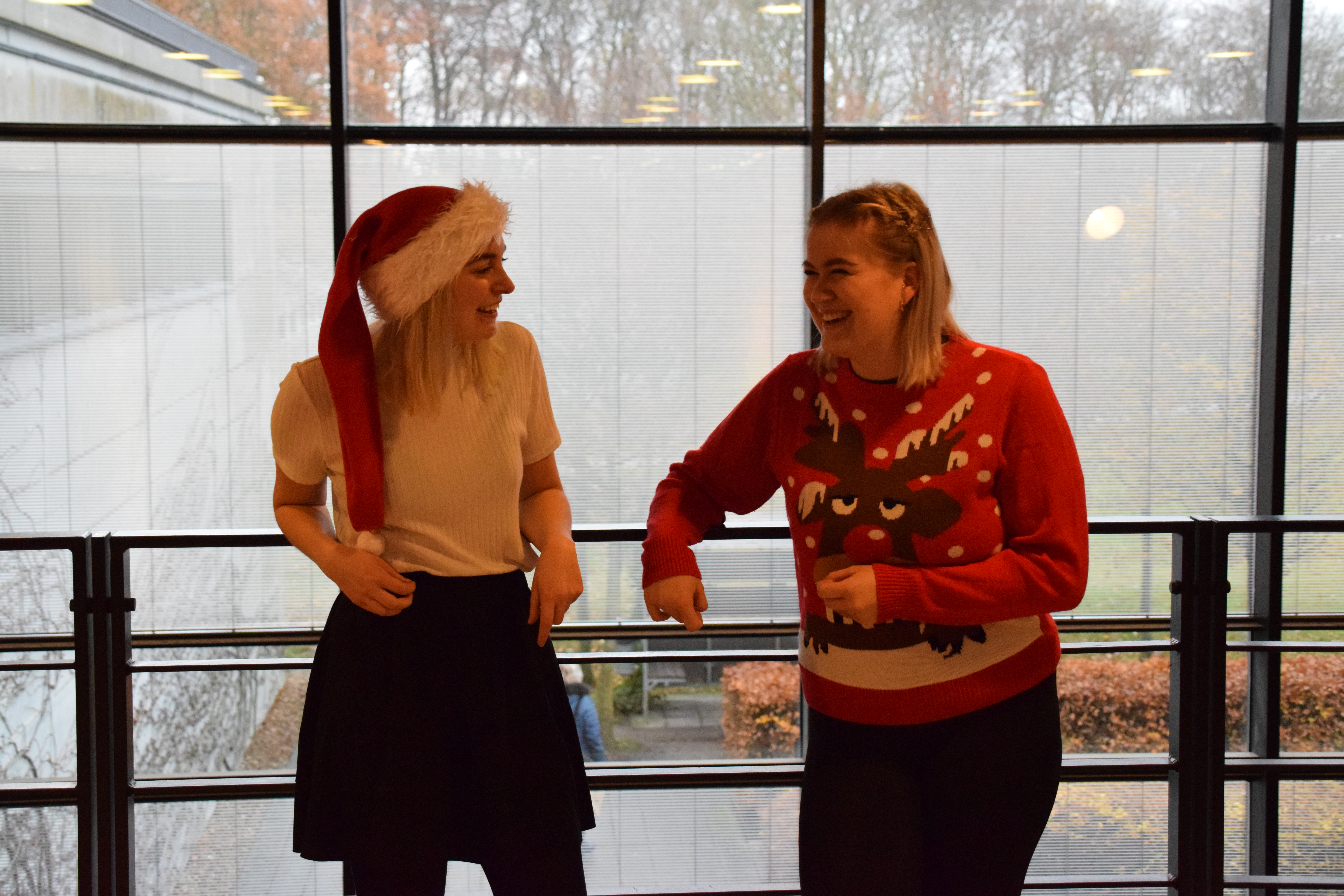 Fra venstre: Stine Ploug Christiansen og Emilie Søndergaard Christiansen. Foto: Mads Vikkelsø 