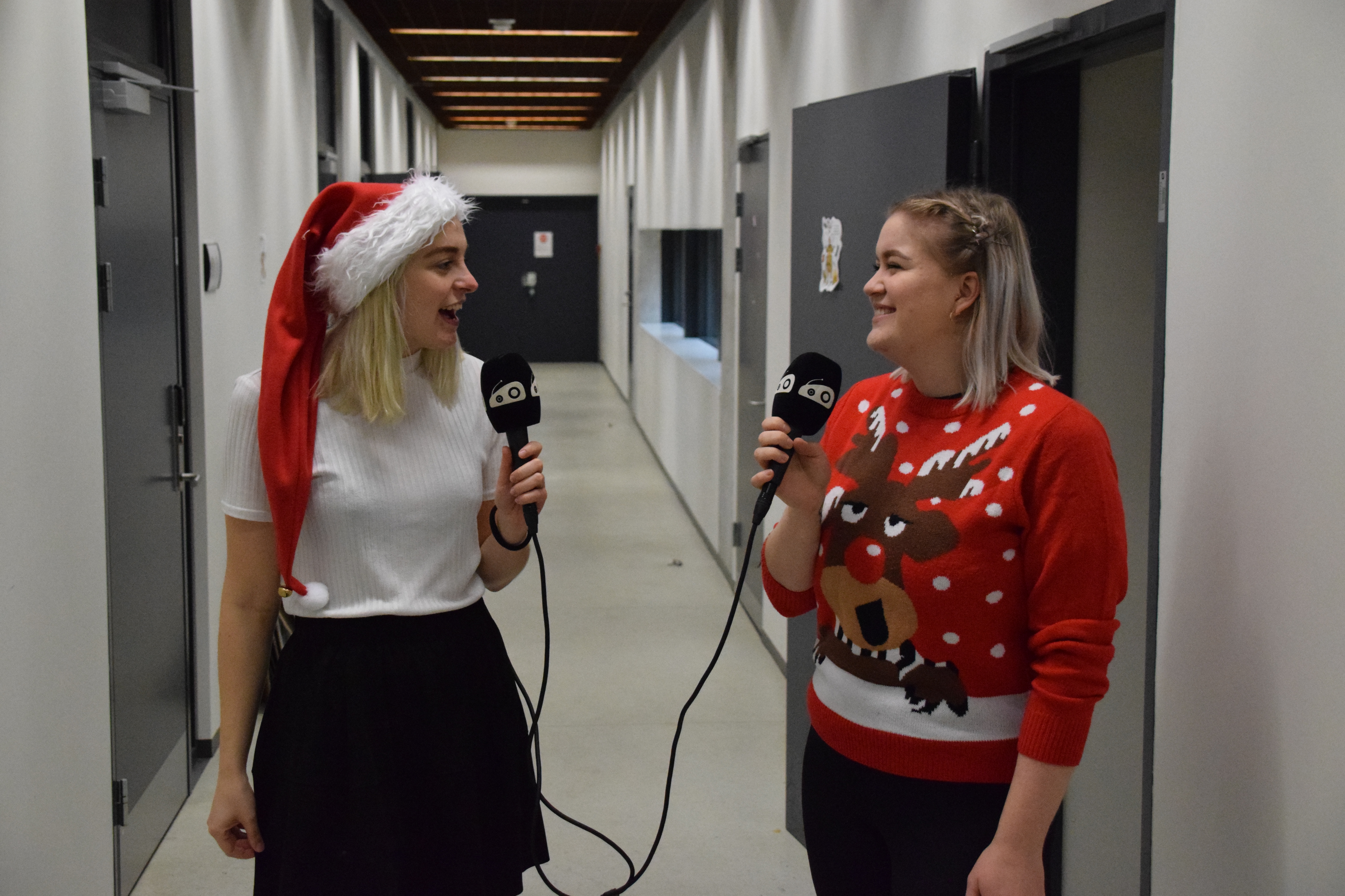 Fra venstre: Stine Ploug Christiansen og Emilie Søndergaard Christiansen. Foto: Mads Vikkelsø 