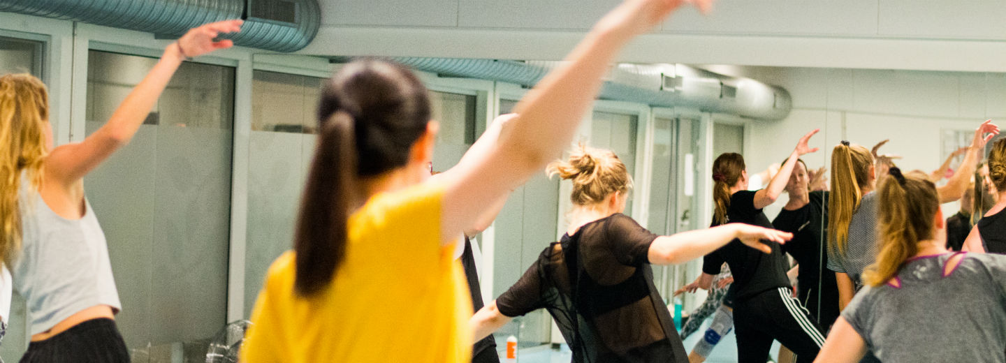 Billede af de dansende under DanceFit
