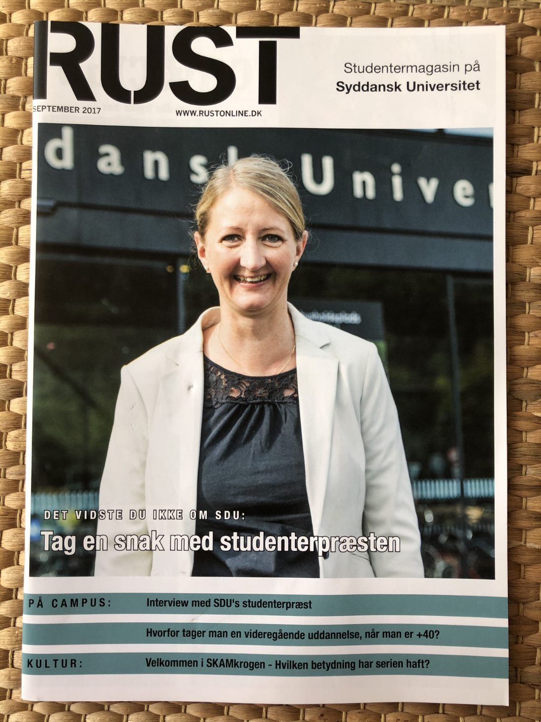 Forside af "RUST" fra "SEPTEMBER 2017" med en smilende kvinde på forsiden og tekst om "Syddansk Universitet" samt artiklen "Tag en snak med studenterpræsten".