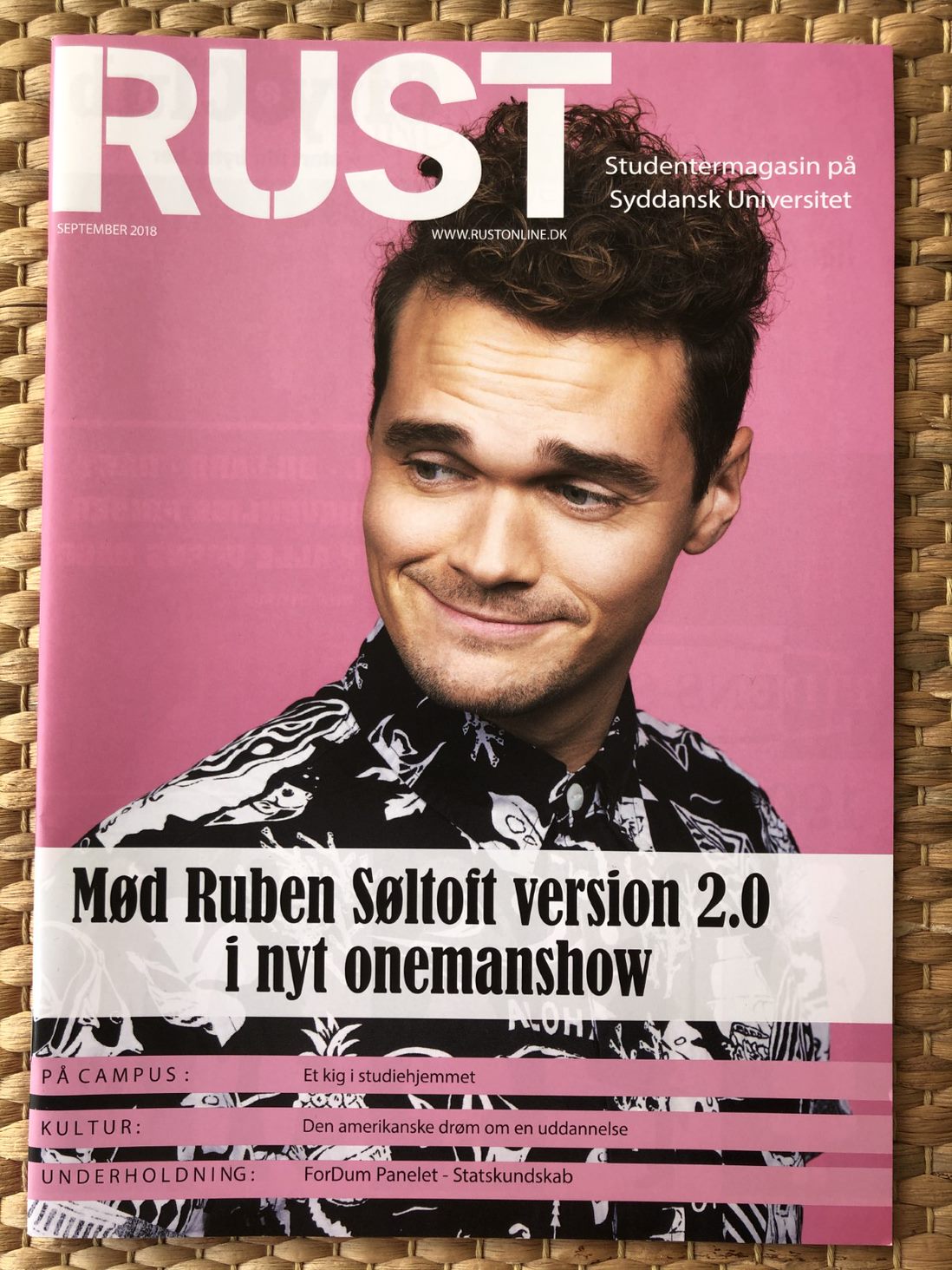 Forside af "RUST" fra "SEPTEMBER 2018" med et portræt af en mand på rosa baggrund og teksten "Mød Ruben Søltoft version 2.0 i nyt onemanshow".