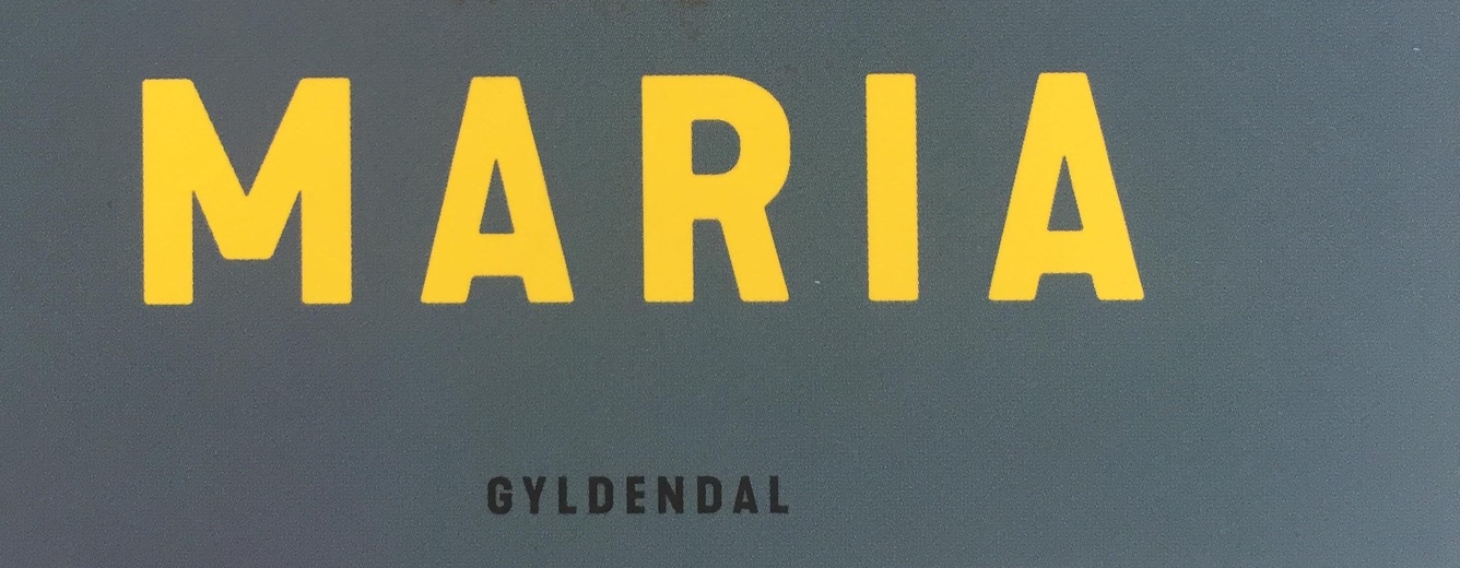 Stor gul tekst "MARIA" på mørkegrå baggrund med "GYLDENDAL" nederst.