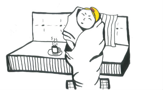 Illustration af en person pakket ind i et tæppe på en sofa med en kop ved siden af.