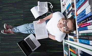 Billede af studerende på biblioteket